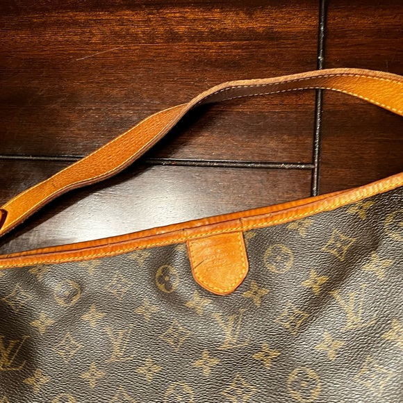 Louis Vuitton Purse - Picture 5 of 5